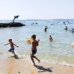 דירה Beachfront By Marty's