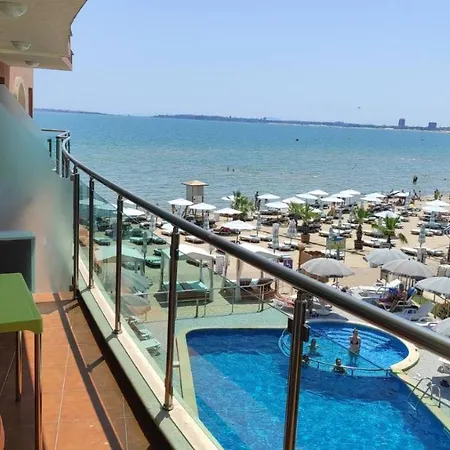 Beachfront By Marty's Lägenhet